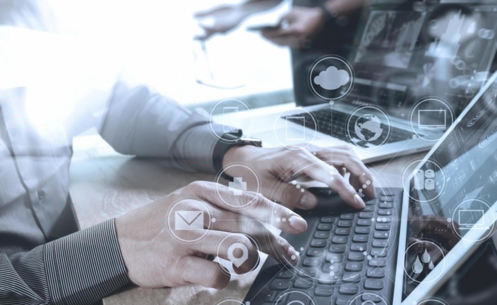 Entwickler arbeitet mit Accessibility-Testing Tools am Computer